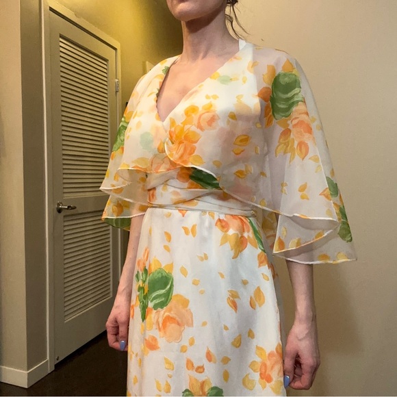 Authentic vintage 1970's Lorrie Deb gown with cape - Picture 16 of 17